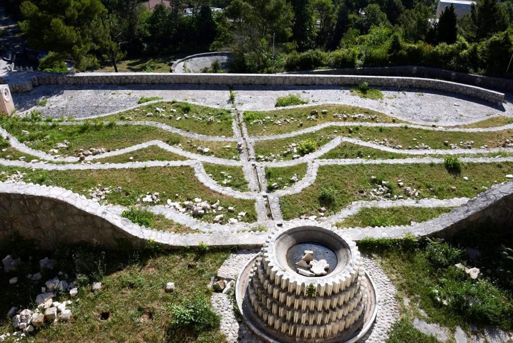 AA-20220615-28163179-28163174-BIH_NOVI_NAPAD_NA_PARTIZANSKO_GROBLJE_U_MOSTARU_UNISTENE_GOTOVO_SVE_SPOMEN_PLOCE-1024x684